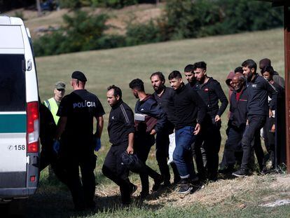 Un grupo de migrantes bajo custodia policial, tras ser detenidos el 15 de septiembre en Eslovaquia junto a la frontera con Hungría.