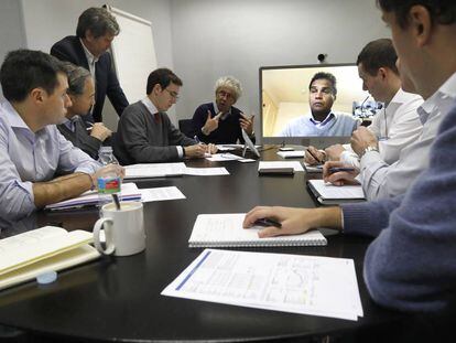 Beltr&aacute;n de la Lastra (de pie) dirige la reuni&oacute;n de la ma&ntilde;ana con los analistas de Besinver