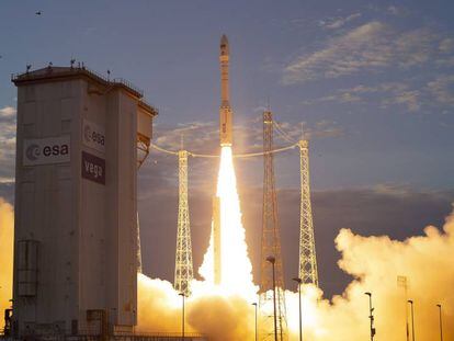Despegue del cohete Vega con el satélite Earth Explorer Aeolusdesde la plataforma del puerto espacial en Kourou (Guayana Francesa) . 