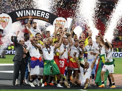 Los jugadores del Sevilla celebran el triunfo.