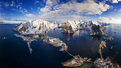 Franjas de costa silvestre, abruptos fiordos y, a lo lejos, cumbres nevadas. En verano, el sol de medianoche inunda el paisaje con una luz mística y, en invierno, las auroras boreales exhiben en el firmamento su velo multicolor. No hace falta ser creyente para quedar petrificado de temor reverencial ante el espectáculo de la costa occidental noruega desde un barco de la línea <a href="https://global.hurtigruten.com/" target="_blank"> Hurtigruten </a>, el Expreso de la Costa, la línea marítima regular que desde 1893 une las ciudades del sur de Noruega con los puertos aislados del mar de Barents. Los barcos parten de Bergen para atracar, seis días y 36 paradas más tarde, después de rodear la península escandinava, en Kirkenes, junto a la frontera rusa, donde inician el regreso. Esta ruta marítima de 2 700 kilómetros es una de las más hermosas travesías que se pueden hacer en barco, y los noruegos se refieren a ella con orgullo como su calle Real.