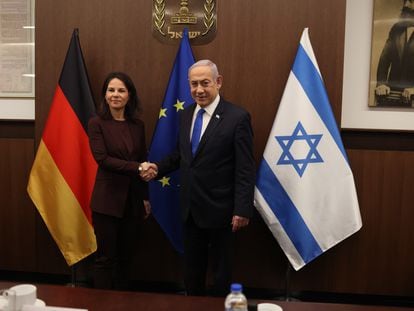 El primer ministro israelí, Benjamin Netanyahu, saluda a la ministra de Exteriores alemana, Annalena Baerbock, durante su encuentro en Jerusalén, este miércoles.