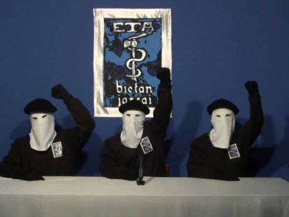 Captura de un vídeo difundido por ETA en el que anuncia el cese de la actividad armada, difundido el 20 de octubre de 2011.