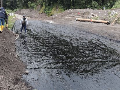 Indígenas y activistas ecológicos advirtieron de la llegada de trazas de contaminación petrolera a las riberas del río Coca.