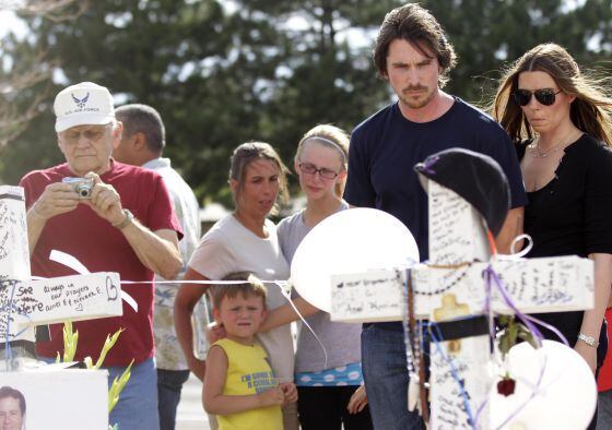 Christian Bale y su mujer Sandra Blazic visitan el improvisado monumento a las víctimas de la matanza de Aurora, tras compartir dos horas con los heridos en el hospital.