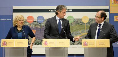 La alcaldesa, Manuela Carmena, con el ministro de Fomento, Íñigo De la Serna y el presidente de DCN, Antonio Béjar.