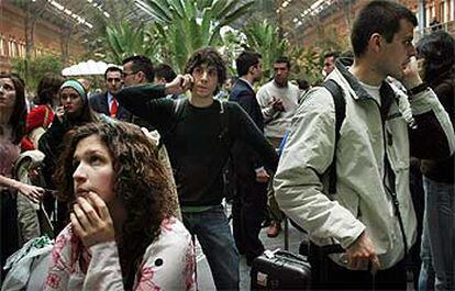La estación de trenes de Atocha, ayer, repleta de viajeros que se quedaron sin poder dirigirse a sus destinos.