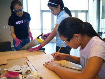 La organización DIY Girls promueve el interés por la ingeniería y la tecnología entre mujeres jóvenes sin recursos ni estudios en ciencias