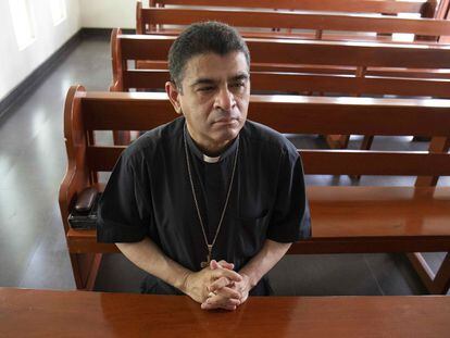 El obispo nicaragüense Rolando Álvarez, uno de los religiosos perseguidos por el régimen de Daniel Ortega.