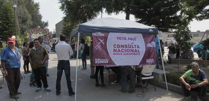 Fotografía fechada el 26 de octubre de 2018, que muestra una vista general de una casilla, en el municipio de Atenco en el Estado de México (México).