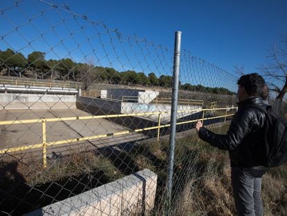 Dos vecinos observan las obras inacabadas del tren de Cercanías en Navalcarnero.