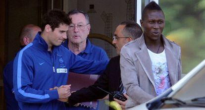 Yoann Gourcuff y Mapou yanga-Mbiwa abandonan el hotel de concentración.