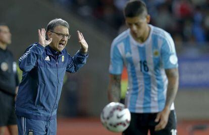 El entrenador argentino Gerardo 'Tata' Martino da instrucciones a sus jugadores.