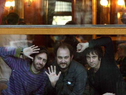 De izquierda a derecha, Daniel Sánchez Arévalo, Borja Cobeaga y Eduardo Chapero Jackson, el miércoles en el Café Gijón de Madrid.