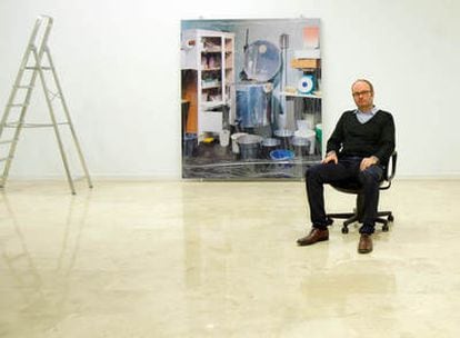 El artista Thomas Demand durante el montaje de sus fotografías en la galería Helga de Alvear