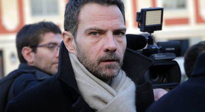 J&eacute;r&ocirc;me Kerviel, el &#039;br&oacute;ker&#039; franc&eacute;s junto al Palacio de Justicia de Par&iacute;s. 