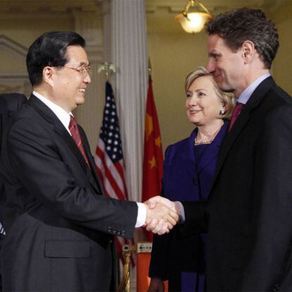 Hu Jintao saluda a Timothy Geithner y a Hillary Clinton en Londres.