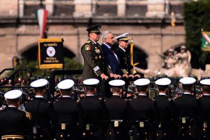 Andrés Manuel López Obrador, con el secretario de la Defensa Nacional, Luis Cresencio Nacional, y el titular de la Marina, Rafael Ojeda, en el desfile militar del pasado 16 de septiembre.