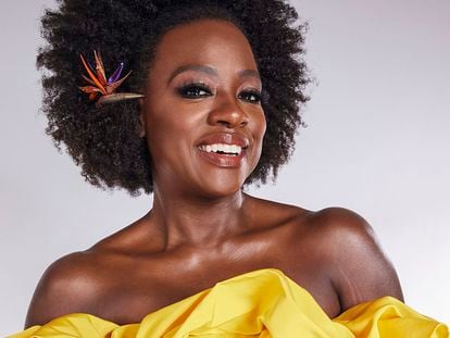 Viola Davis posa con un vestido de Alexander McQueen y con una flor en el pelo.