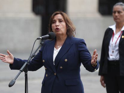 La nueva presidenta de Perú, Dina Boluarte, ofrece declaraciones en el Palacio de Gobierno en Lima (Perú) el jueves.