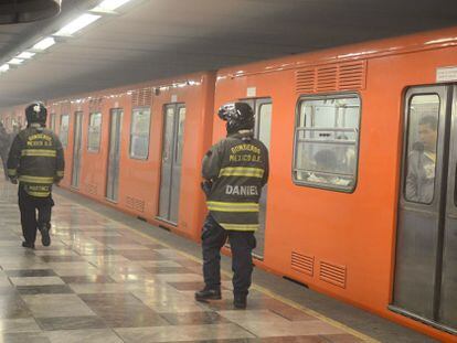 Un grupo de bomberos atiende un incendio en la estación de metro Garibaldi, de la Línea 8.