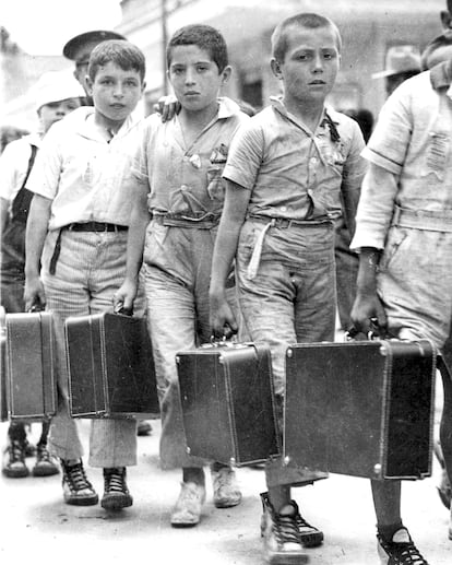 Niños españoles, hijos de republicanos, parten hacia el exilio en 1939.