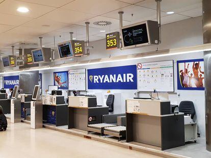 Mostradores de facturación de Ryanair.