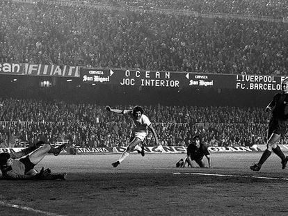 Toshack celebra su gol en el Camp Nou, en presencia de Mora, Migueli y Marcial.