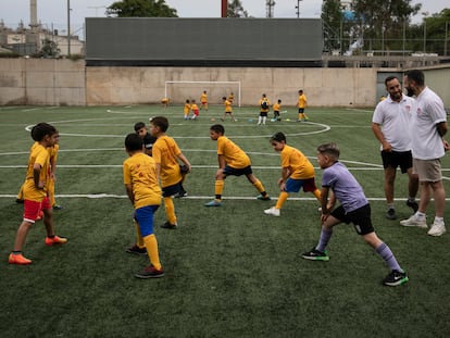 Reportaje sobre el club de futbol infantil CF Tramuntana del barrio de La Mina de Sant Adria del Besos. En la imagen los niños del CF Tramuntana entrenan en el campo de futbol del Pabellon Olimpico Municipal La Mina.