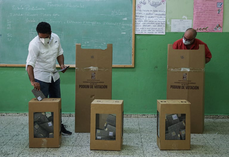 Personas con máscaras protectoras emitieron su voto en las elecciones generales durante el brote de la enfermedad por coronavirus (COVID-19), en Santo Domingo, República Dominicana, el 5 de julio de 2020. REUTERS/Ricardo Rojas