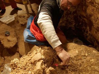 Labores de excavaci&oacute;n en la Sima de los Huesos.