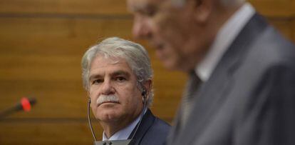 El ministro de Exteriores, Alfonso Dastis, escucha a su homólogo, Teodor Melescanu, durante un acto en Bucarest.
