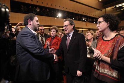 El líder de ERC, Oriol Junqueras, saluda al presidente de la Generalitat, Artur Mas, tras la conferencia del líder de ERC.