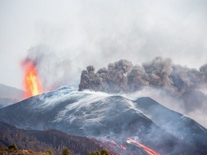 Emisión de lava y gases en el volcán de Cumbre Vieja, en La Palma, a principios de diciembre.