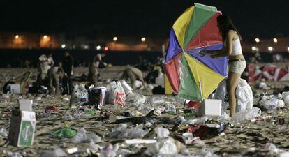 La basura cubre la arena de la playa de La Victoria tras las barbacoas del año 2009.