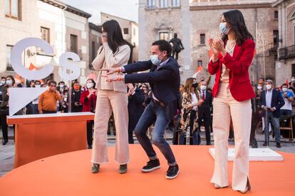 Begoña Villacís, Edmundo Bal e Inés Arrimadas, este domingo en la Plaza de la Villa.