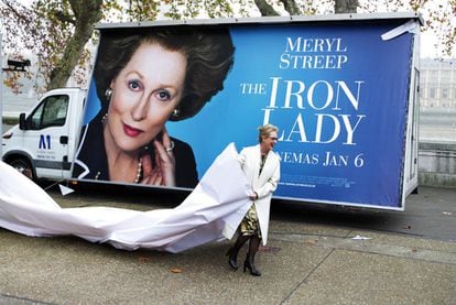 Meryl Streep posa frente al cartel del su última película, <i>La Dama de Hierro</i>, en una sesión de promoción realizada en Westminster, Londres. La actriz se mete en la piel de la ex primera ministra británica Margaret Tatcher en este <i>biopic</i> dirigido por Pyillida Lloyd. Está previsto que el filme llegue a España a comienzos del próximo año.