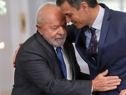 Pedro Sánchez, a la derecha, abraza al presidente brasileño, Luiz Inacio Lula da Silva, este miércoles en La Moncloa.