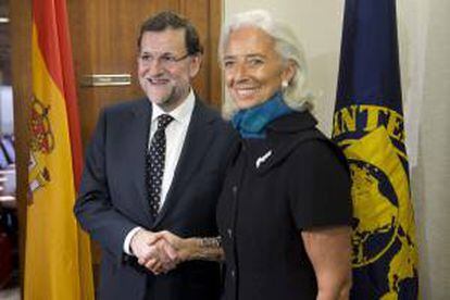 Fotografía facilitada por la Presidencia del Gobierno del jefe del Gobierno español, Mariano Rajoy (i), momentos antes de una reunión con la directora gerente del Fondo Monetario Internacional (FMI), Christine Lagarde. EFE/Archivo