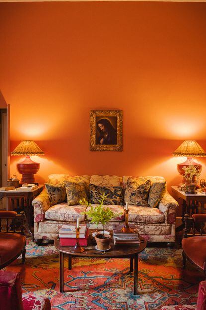 Sobre una alfombra Usak de finales del siglo XIX, el sofá de infancia de Remy, mesitas victorianas y lámparas birmanas. La pintura es una obra del artista italiano Carlo Dolci (s. XVII).