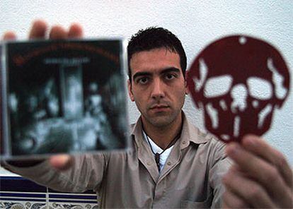 Pedro Moreno muestra el disco que contiene la primera obra de Psicorelatos.