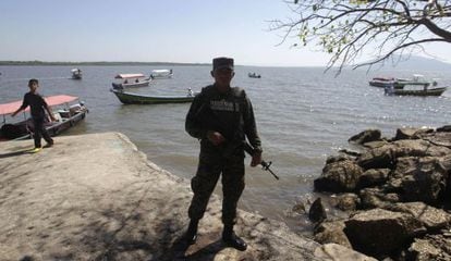 Un soldado hondure&ntilde;o, el s&aacute;bado en Isla Conejo.