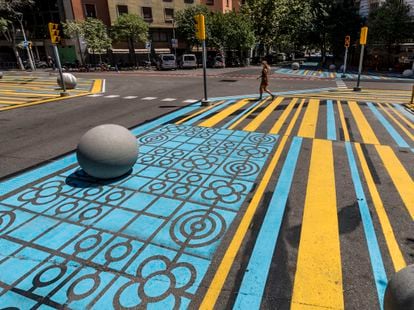 Señalización del cruce entre las calles de Rocafort y Consell de Cent de Barcelona, donde se ha restado espacio al coche.