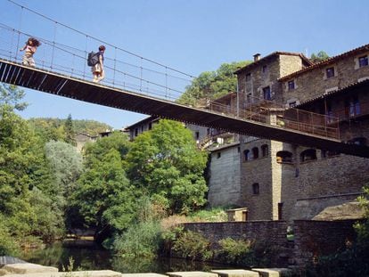 Puente colgante de madera en Rupit (Barcelona).