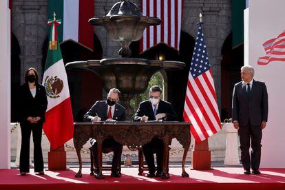 La firma de un acuerdo entre el encargado de negocios de la Embajada de EE UU, John S. Creamer, y el canciller mexicano, Marcelo Ebrard, en junio pasado.
