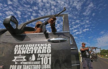 Integrantes de los grupos de autodefensa en Nueva Italia (Michoacán).