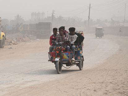 Una carretera polvorienta en la ciudad de Dhaka, capital de Bangladesh, el 30 de enero de 2024.