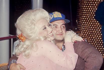 Dolly Parton abraza a John Belushi en una fiesta en la década de los setenta.
