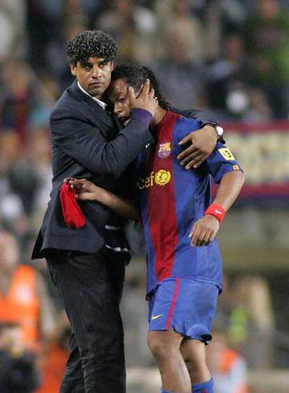 Rijkaard consuela a Ronaldinho después de ser expulsado por Pérez Burrull.