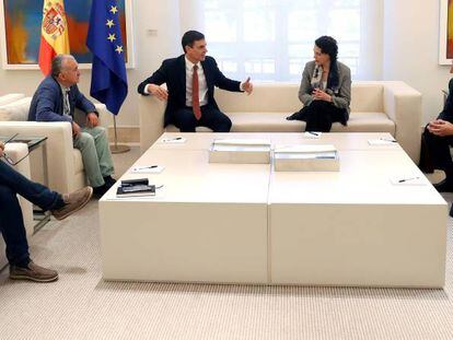 De izquierda a derecha, Unai Sordo (CC OO); Pepe &Aacute;lvarez (UGT); Pedro S&aacute;nchez, presidente del Gobierno; Magdalena Valerio, ministra de Trabajo; Juan Rosell (CEOE) y Antonio Garamendi (Cepyme).